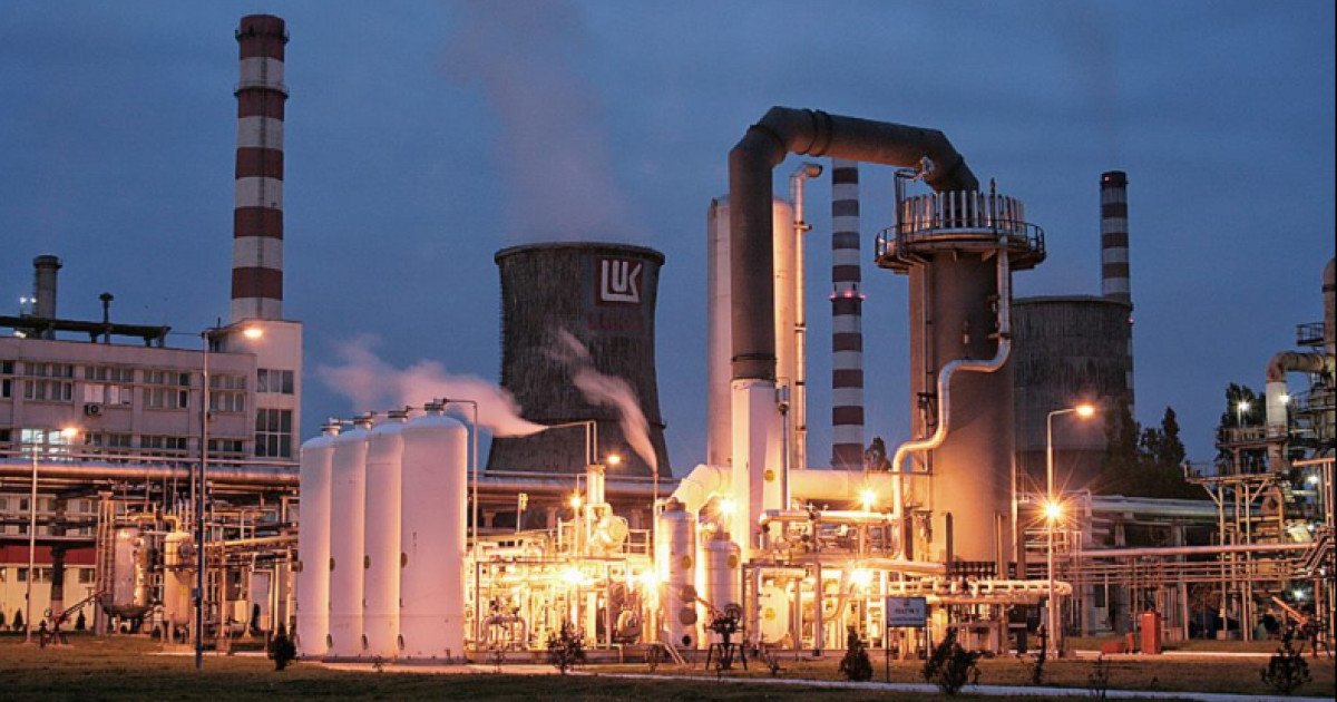 Rafinăria Petrotel Lukoil, repornită în condițiile unor negocieri informale cu SUA Decizie crucială pentru piața energetică din România: autoritățile de la București au primit, în condiții informale, acordul Statelor Unite pentru reluarea operațiunilor la rafinăria Petrotel Lukoil din Ploiești, închise în urma sancțiunilor impuse Federației Ruse