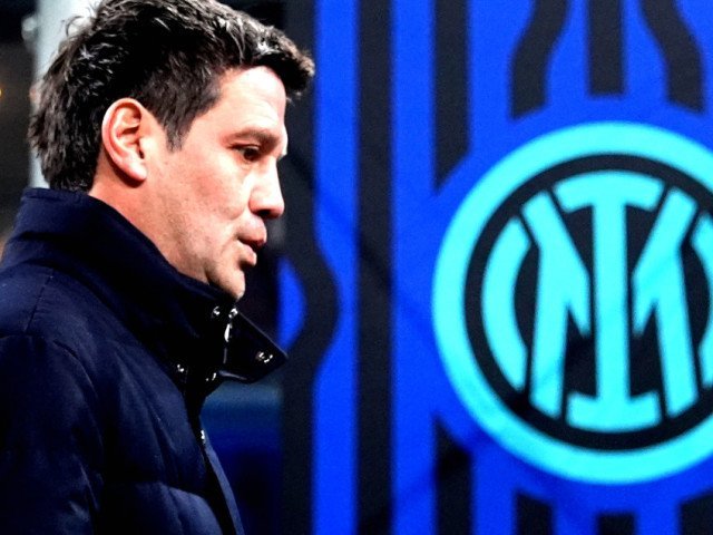 Cristi Chivu, fostul căpitan al naționalei României și legendă a fotbalului italian, și-a luat rămas bun oficial de la echipă, marcând astfel sfârșitul unei cariere impresionante