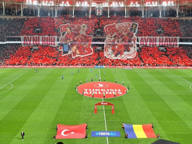 O atmosferă impresionantă, de parcă ar fi fost într-un teatru uriaș, a fost creată de turci în ajunul meciului cu România, în cadrul preliminariilor pentru Campionatul European de Fotbal din 2024
