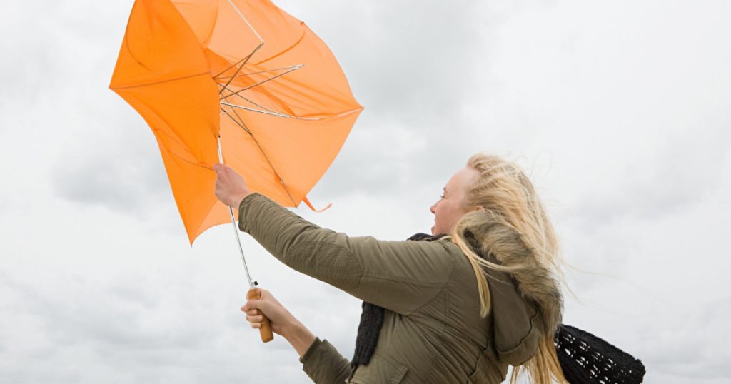 Administrația Națională de Meteorologie (ANM) a emis o informare de intensificări ale vântului, valabilă de vineri dimineața până duminică seara, afectând mai multe regiuni ale țării