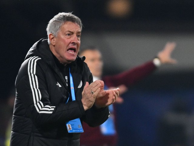 Suspendarea lui Cristiano Bergodi după victoria cu FCSB: suspans și neclintită determinare în ciuda deciziei dureroase Lupta pentru salvarea de la retrogradare a celor de la Universitatea Craiova a fost marcată, în cele din urmă, de un eveniment neașteptat: suspendarea antrenorului italian Cristiano Bergodi, la doar câteva zile după una dintre cele mai importante victorii ale sezonului, împotriva rivalei FCSB