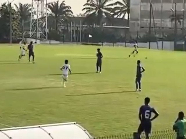 Jucători ISUPEAZĂ arbitrul și refuză să continue meciul, scor final 2-1