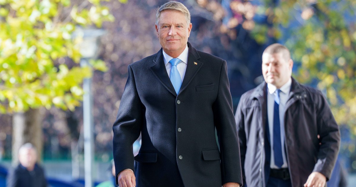 Fostul președinte Klaus Iohannis, alături de soția sa, Carmen Iohannis, a participat duminică la slujba de Florii organizată la Biserica Romano-Catolică „Sfânta Treime” din centrul Sibiului