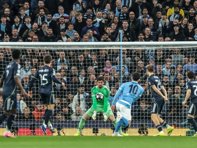 „Cel mai bun din istorie!” – comentariul unui suporter după duelul Manchester City – Real Madrid Într-un weekend plin de suspans și intensitate pe terenurile din Europa, meciul dintre Manchester City și Real Madrid a reușit să ridice norișorii de entuziasm pe fețele fanilor