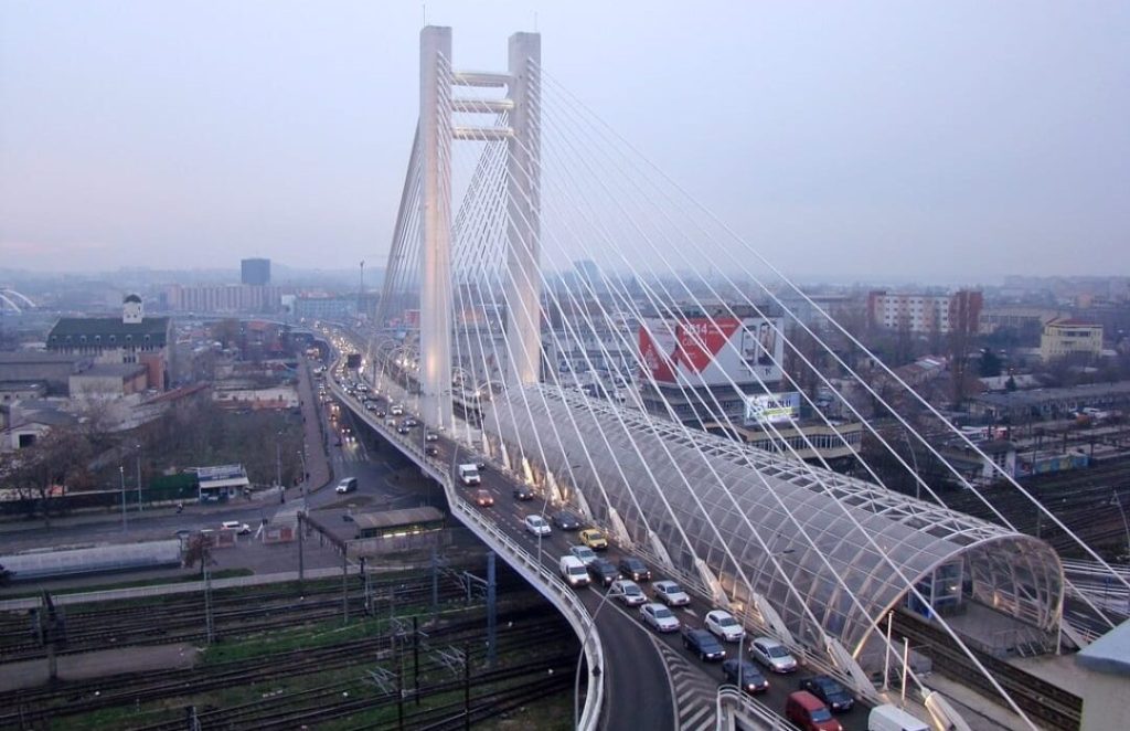Locuitorii din zona Podului Basarab se confruntă cu probleme serioase legate de nivelul excesiv de zgomot produs de traficul rutier, iar această situație a devenit subiect de dezbatere publică și angajament civico-politic