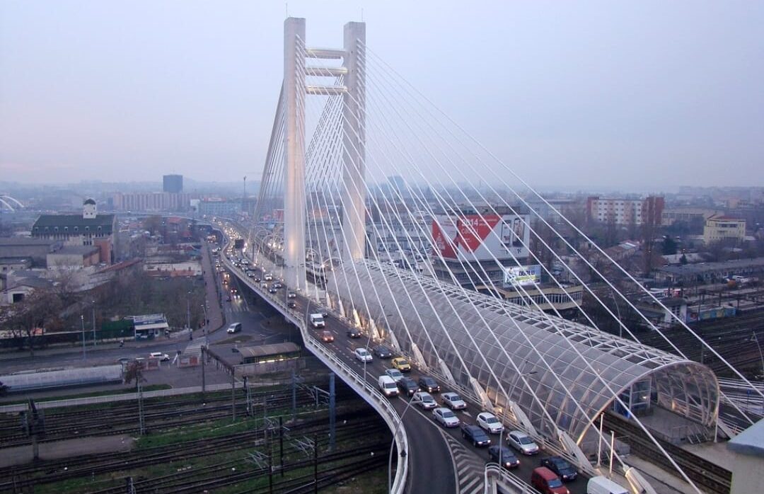 Locuitorii din zona Podului Basarab se confruntă cu probleme serioase legate de nivelul excesiv de zgomot produs de traficul rutier, iar această situație a devenit subiect de dezbatere publică și angajament civico-politic