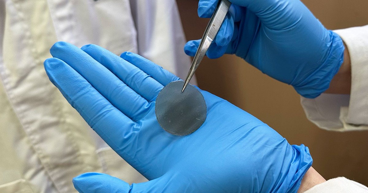 Un pas important în domeniul medicinei a fost făcut de o echipă de cercetători australieni, care a dezvoltat un pansament „inteligent” conceput pentru a monitoriza și trata rănile în timp real