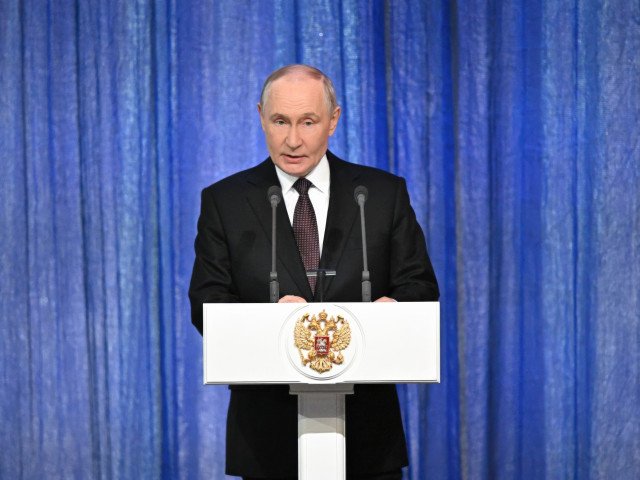 Vladimir Putin iese din umbră pentru a face un anunț care ar putea schimba din nou echilibrul geostrategic mondial Președintele Rusiei, Vladimir Putin, a apărut pentru prima dată în fața microfonului după o perioadă de tăcere relativă, iar discursul său a fost perceput ca un semnal clar de intenții ferme din partea Moscovei