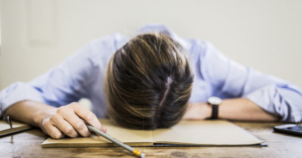 Legea pentru prevenirea epuizării profesionale (burnout), inițiată de ministrul USR al Economiei, Irineu Darău, și de senatora USR Cynthia Păun, a fost respinsă în comisia pentru muncă a Senatului, o decizie care a stârnit controverse în mediul politic și în rândul specialiștilor din domeniul sănătății mintale