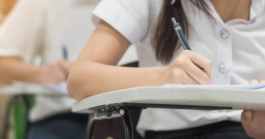 Elevii de clasele a XII-a și a XIII-a au susținut, astăzi, cea de-a doua etapă a simulării examenului de Bacalaureat 2026, la Matematică, în cadrul probei scrise