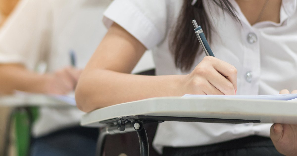 Elevii de clasele a XII-a și a XIII-a au susținut, astăzi, cea de-a doua etapă a simulării examenului de Bacalaureat 2026, la Matematică, în cadrul probei scrise