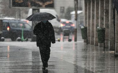 România se confruntă, începând de joi, cu un val de instabilitate atmosferică ce va persista până duminică dimineața, aducând vânt puternic, ploi torențiale și ninsori în zonele montane