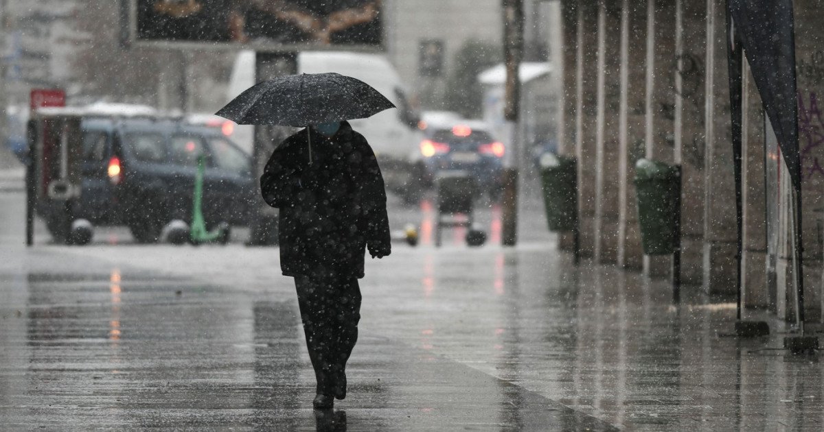 România se confruntă, începând de joi, cu un val de instabilitate atmosferică ce va persista până duminică dimineața, aducând vânt puternic, ploi torențiale și ninsori în zonele montane