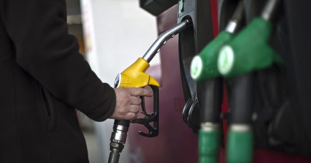 Guvernul amână ședința extraordinară anunțată inițial pentru marți, ora 17.00, într-un context tensionat legat de situația de pe piața carburanților, după ce Consiliul Economic și Social (CES) nu a dat aviz favorabil pentru Ordonanța de urgență propusă de Executiv