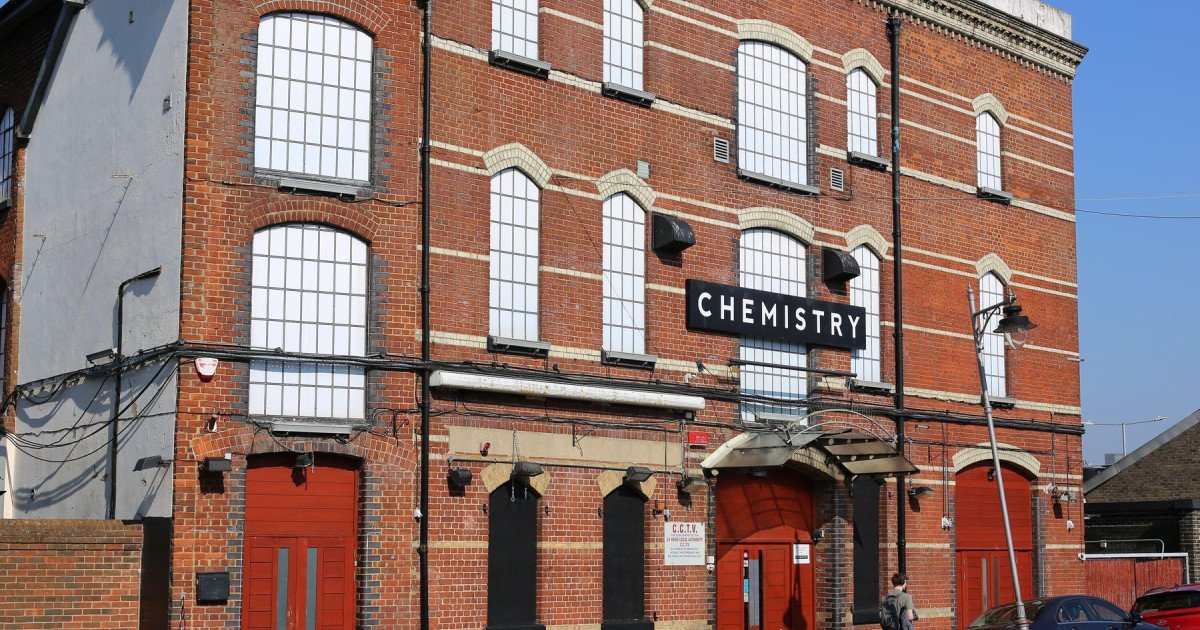 Tragedie în Marea Britanie: cazuri de meningită în urma evenimentelor din cluburile de noapte ridică alarma la nivel național Un val de îngrijorare s-a instaurat în întreaga Regat Unit după ce vaccinarea și controalele privind sănătatea publică au fost puse sub semnul întrebării, în contextul unei serii de cazuri de meningită asociate unui club de noapte din Kent