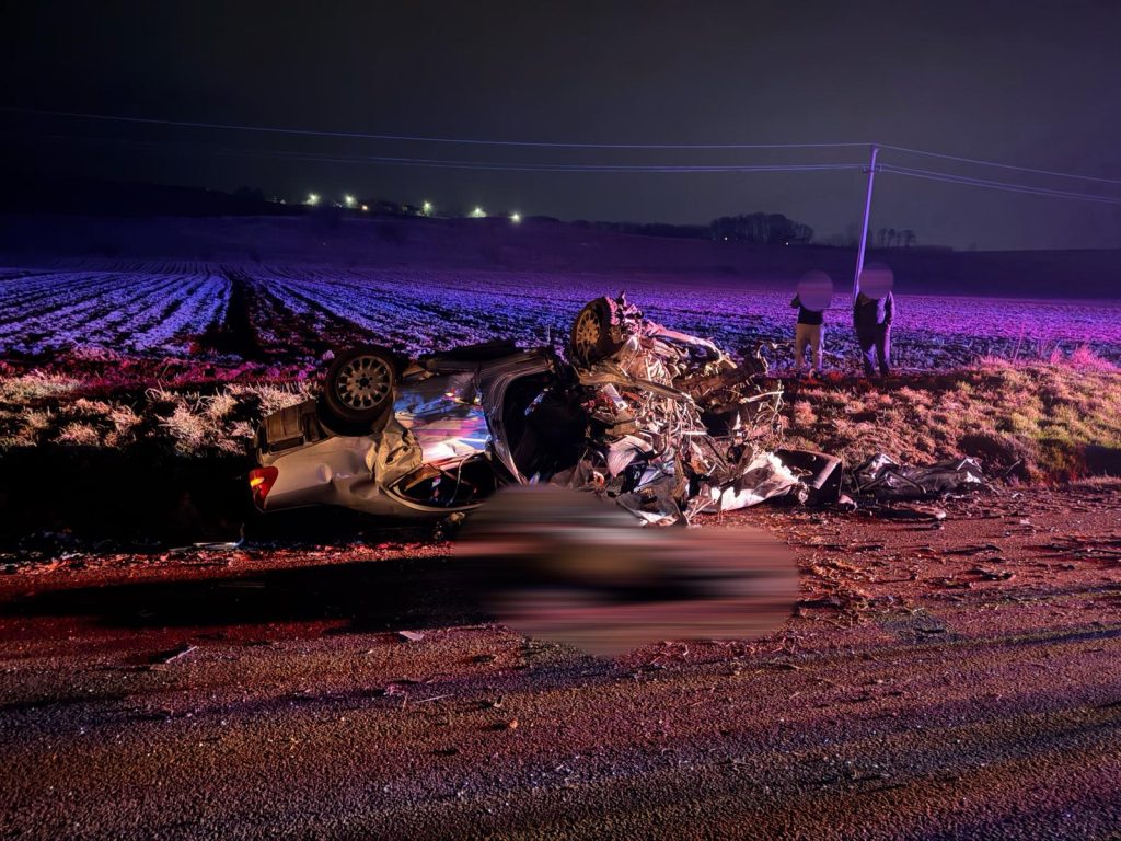 Traficul din județul Suceava a fost din nou marcat de o tragedie sâmbătă seara, când un accident grav s-a soldat cu pierderi de vieți omenirea și răniți, pe drumul național DN2, în apropierea localității Pătrăuți