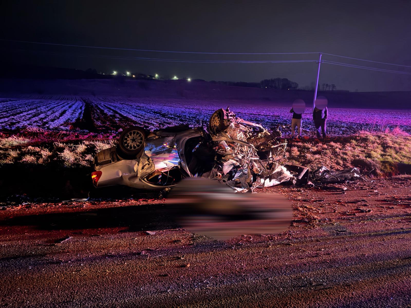Traficul din județul Suceava a fost din nou marcat de o tragedie sâmbătă seara, când un accident grav s-a soldat cu pierderi de vieți omenirea și răniți, pe drumul național DN2, în apropierea localității Pătrăuți