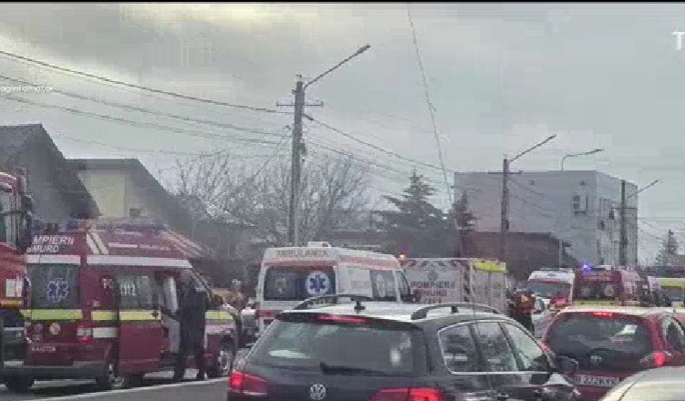 Un plan roșu de intervenție a fost activat în această dimineață în localitatea Tărtășești, Dâmbovița, după un accident rutier grav în care au fost implicate un microbuz de transport elevi și un autocamion