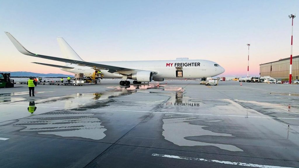 Aeroporturile din România, motoarele principale ale transportului de mărfuri în 2023 Transportul aerian de mărfuri în România a înregistrat în ultimul an cifre notabile, evidențiind importanța tot mai crescută a infrastructurii aeroportuare în economia națională