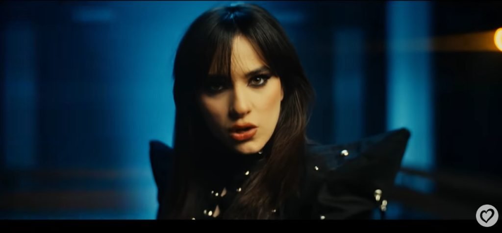 Piesa României pentru Eurovision, „Choke Me”, acuzată de pericol și promovare a violenței sexuale Campania din jurul participării României la Eurovision 2023 capătă accente controversate, după ce piesa „Choke Me” a trupei Alexandra Capitanu a fost criticată pentru conținutul său și mesajele pe care le transmite