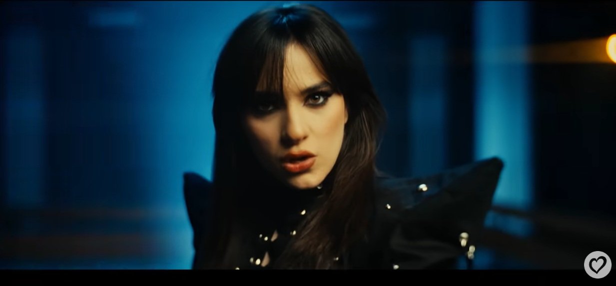 Piesa României pentru Eurovision, „Choke Me”, acuzată de pericol și promovare a violenței sexuale Campania din jurul participării României la Eurovision 2023 capătă accente controversate, după ce piesa „Choke Me” a trupei Alexandra Capitanu a fost criticată pentru conținutul său și mesajele pe care le transmite