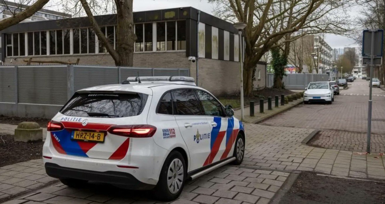 O explozie majoră a zguduit noaptea trecută o școală evreiască din cartierul rezidențial de lux din partea de sud a Amsterdamului, lăsând în urmă doar pagube materiale și o atmosferă de pessimism în comunitatea locală