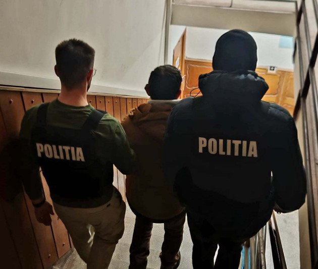 Un șofer urmărit național, prins în Brașov și încarcerat la Penitenciarul Codlea Polițiștii brașoveni au reușit, marți, să pună capăt zilelor unei urmăriri naționale, arestând un bărbat în vârstă de 48 de ani despre care existau mandat de executare a pedepsei cu închisoarea