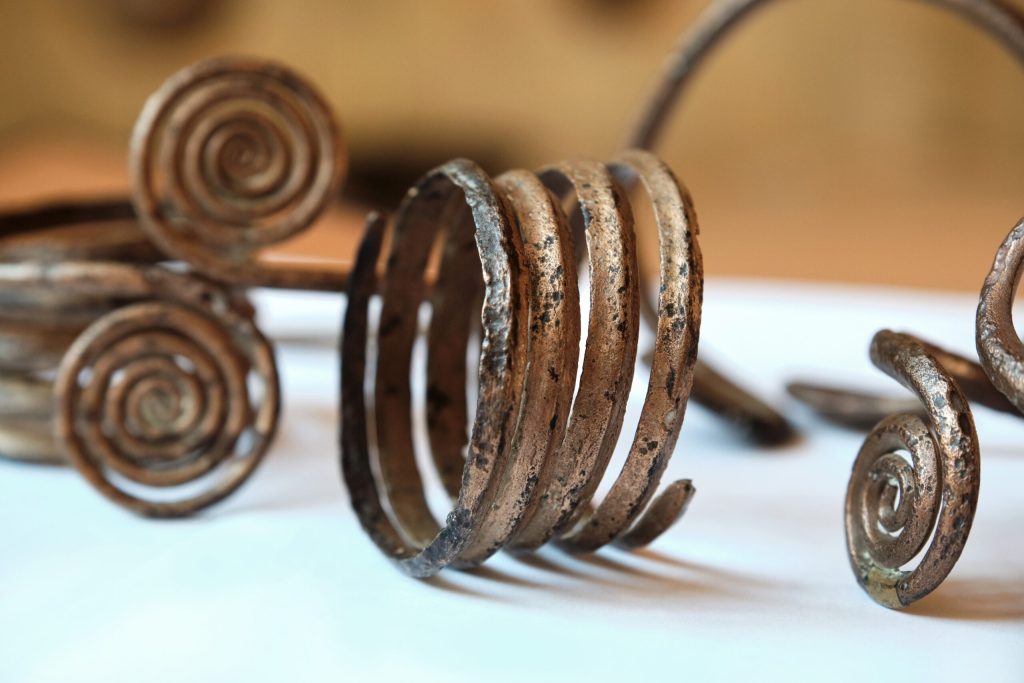 Care sunt sursele principale ale artefactelor din Epoca Bronzului?