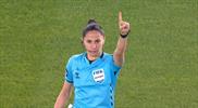 Revoluție în fotbalul turcesc: prima femeie arbitru de peste 22 de ani în Süper Lig După mai bine de două decenii fără prezență feminină pe terenurile din cel mai înalt eșalon fotbalistic din Turcia, o femeie arbitru și-a făcut recent apariția în Süper Lig, bifând astfel o bornă istorică pentru sportul turcesc