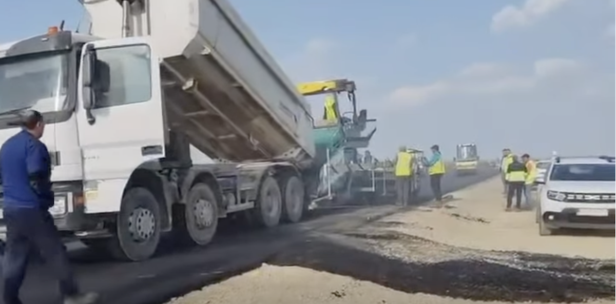 Autostrada de centură a Bucureștiului face progrese importante: asfaltul începe să se aștearnă pe lotul 1 din secțiunea A0 Nord Lucrările la proiectul de infrastructură strategic al capitalei iau avânt, iar stadiul actual indică faptul că deschiderea circulației pe anumite tronsoane ar putea avea loc în foarte scurt timp, eventual în luna iunie sau chiar iulie