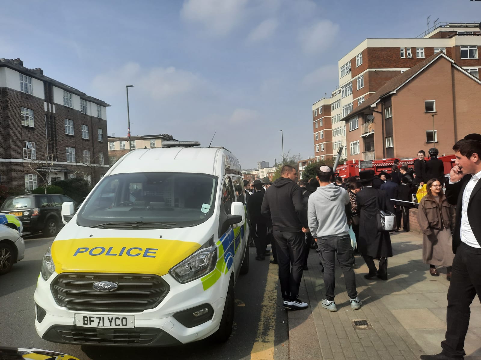 Doi bărbați au fost arestați după incendierea a patru ambulanțe ale organizației evreiești Hatzola în nord-vestul Londrei, un act aparent intenționat de a pune în pericol viața cetățenilor, relatează presa locală