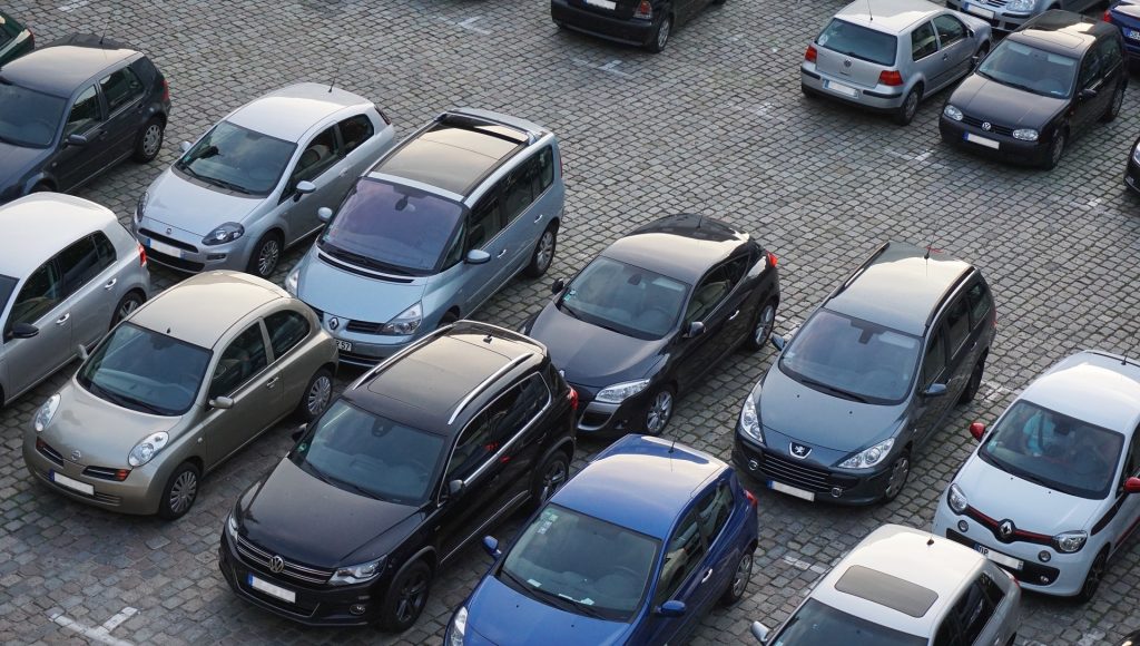 Bucureștiul ia în calcul eliminarea facilităților pentru parcarea gratuită a vehiculelor electrice și hibride Autoritățile din București analizează posibilitatea de a elimina complet facilitățile de parcare gratuite pentru mașinile electrice și hibride, o măsură menită să reformeze sistemul de management al parcărilor, considerat în prezent ineficient și costisitor