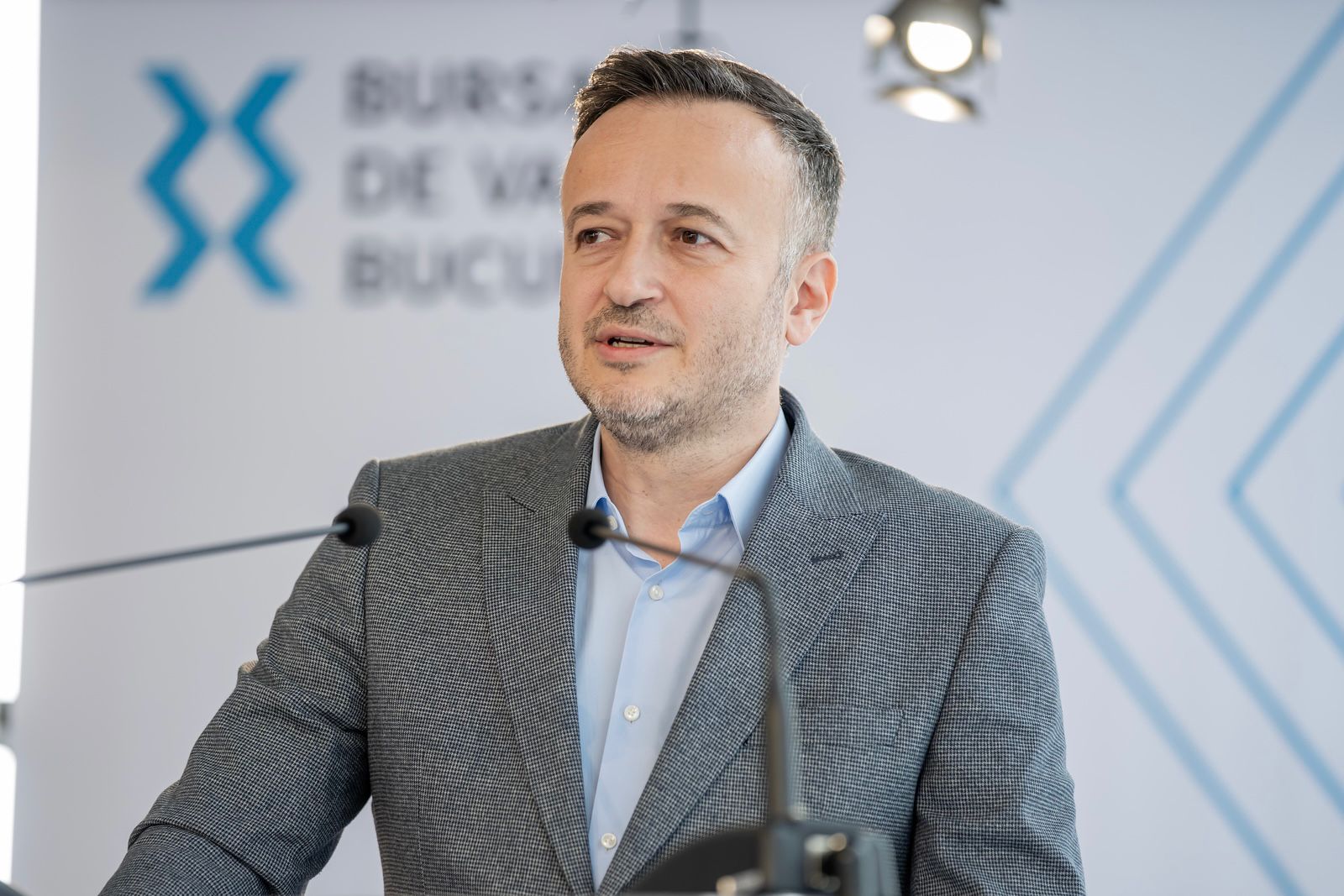 ASF anunță măsuri pentru adaptarea la noile reglementări ale pieței cripto în România Autoritatea de Supraveghere Financiară (ASF) reafirmă angajamentul de a sprijini inovația în domeniul piețelor financiare non-bancare, dar sub un set strict de reguli menite să asigure transparența și protecția investitorilor