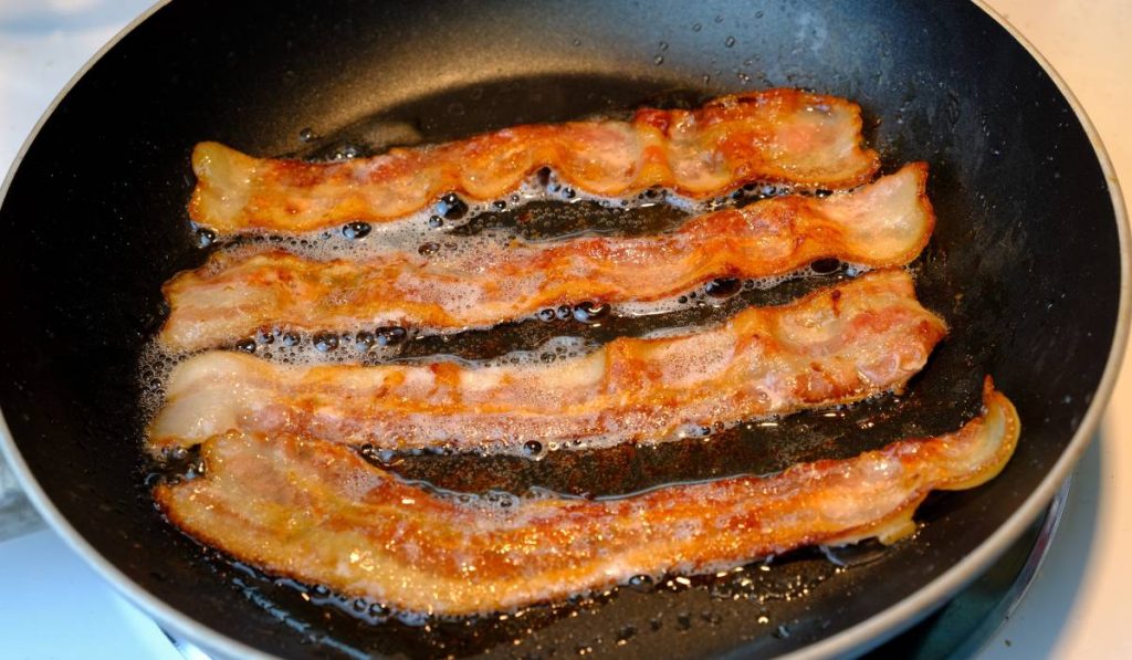 Nu trebuie să ne temem de grăsime după ce gătim bacon – ci mai degrabă să învățăm cum să o valorificăm corect