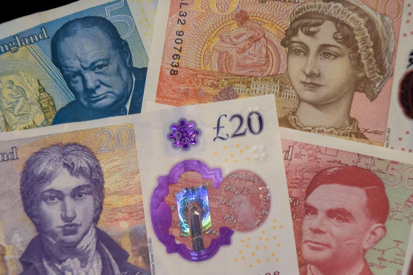 Regatul Unit își pregătește o schimbare semnificativă în designul bancnotelor, urmând să înlocuiască portretele monarhilor cu imagini ce reflectă diversitatea și bogăția biodiversității naționale