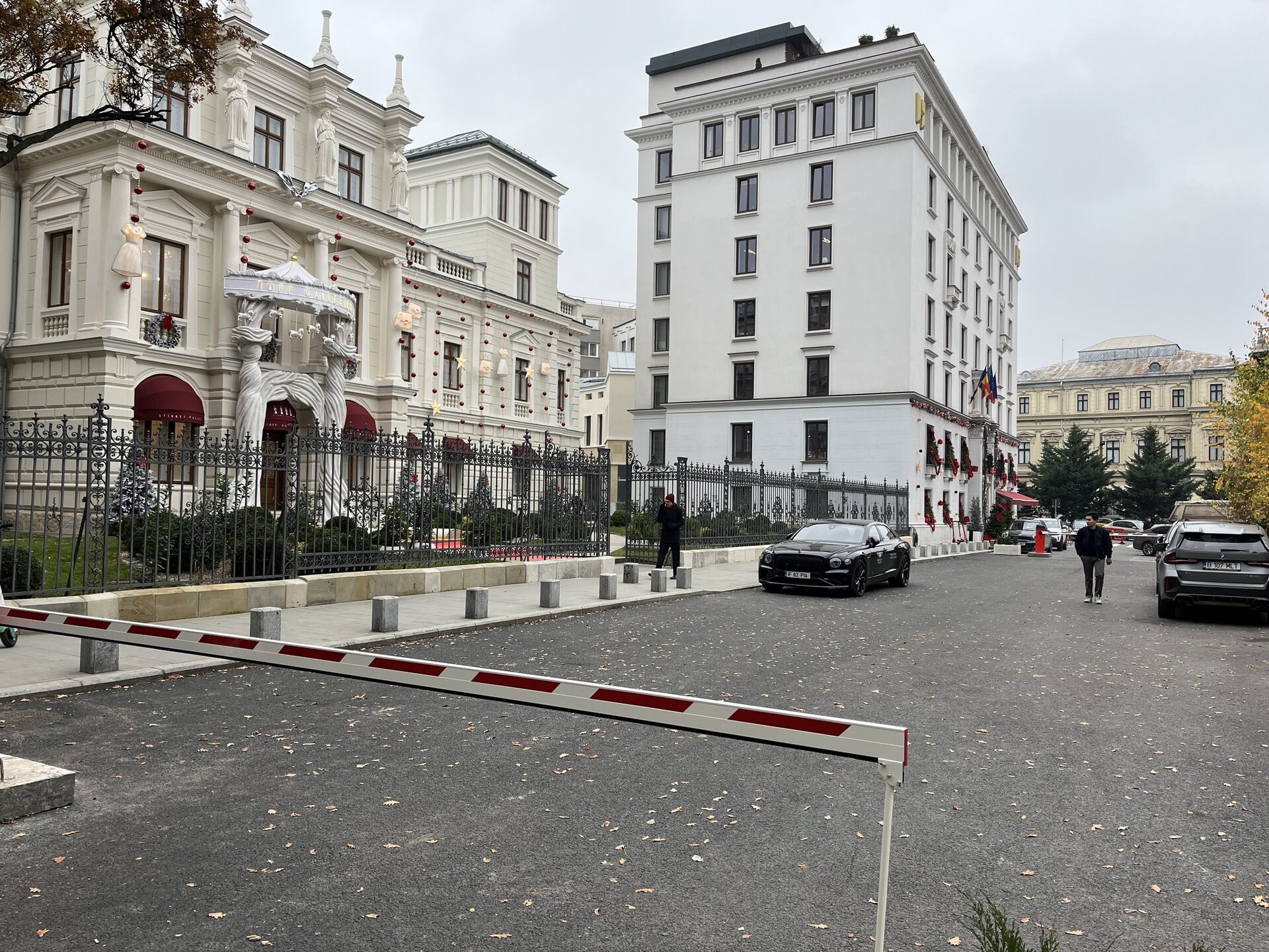 Proprietarii Palatului Știrbey au montat abuziv bariere la o parcare publică de pe Calea Victoriei, primăria depunând plângere penală