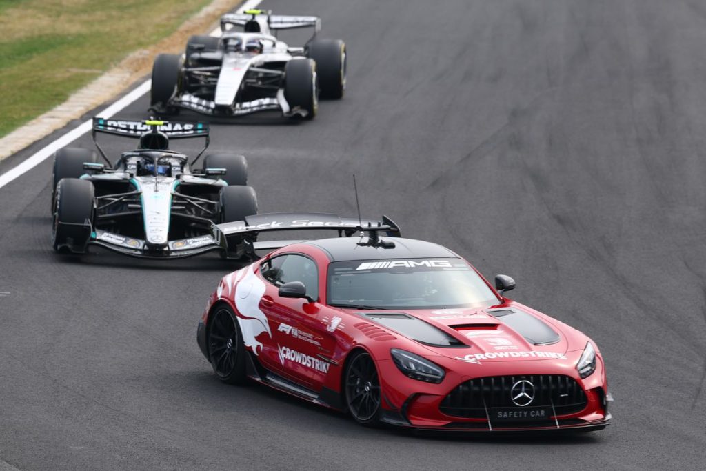 Kimi Antonelli a câștigat pentru a doua oară consecutiv Marele Premiu al Japoniei, obținând o victorie spectaculoasă la Suzuka, într-o cursă marcată de strategii flexibile și decizii decisive