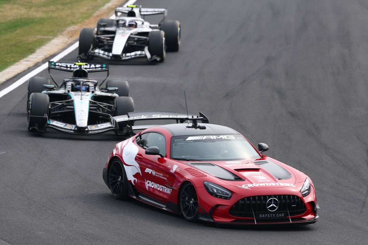 Kimi Antonelli a câștigat pentru a doua oară consecutiv Marele Premiu al Japoniei, obținând o victorie spectaculoasă la Suzuka, într-o cursă marcată de strategii flexibile și decizii decisive