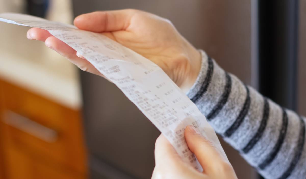 Ești obișnuit să păstrezi bonurile fiscale în buzunar sau portofel după fiecare cumpărătură, gândind că astfel vei evita eventualele probleme sau vei păstra dovezi ale achizițiilor tale? Poate că această practică, departe de a fi inofensivă, poate avea consecințe neașteptate pentru sănătatea ta și pentru bunăstarea generală