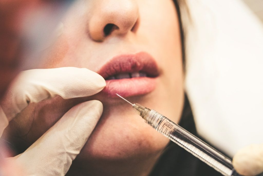 Marea Britanie, capitala esteticii rapide: aproape 900.000 de tratamente nou-efectuate anual, cheltuieli de peste 3,6 miliarde de dolari pe an În ultimii ani, cultura frumuseții și a îngrijirii personale a luat o amploare tot mai mare în Regatul Unit, devenind un adevărat fenomen social și economic