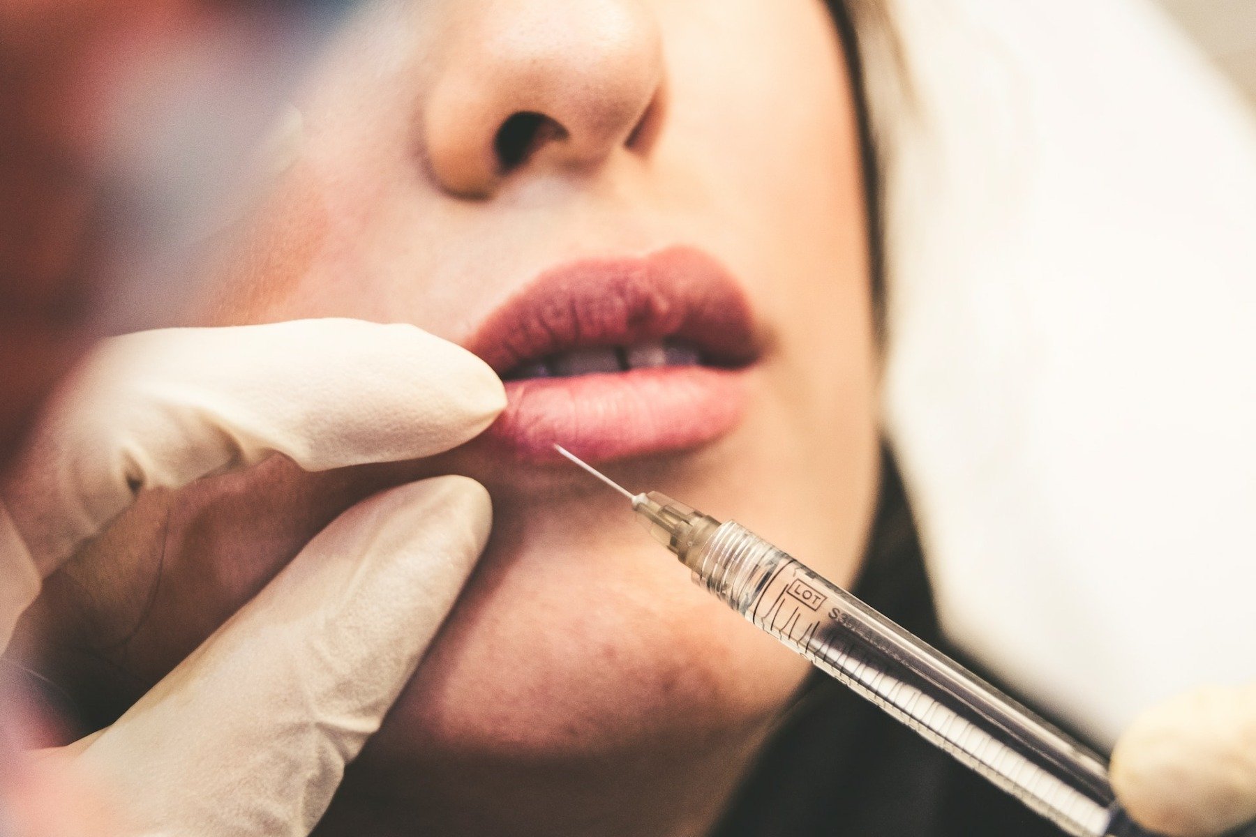 Marea Britanie, capitala esteticii rapide: aproape 900.000 de tratamente nou-efectuate anual, cheltuieli de peste 3,6 miliarde de dolari pe an În ultimii ani, cultura frumuseții și a îngrijirii personale a luat o amploare tot mai mare în Regatul Unit, devenind un adevărat fenomen social și economic