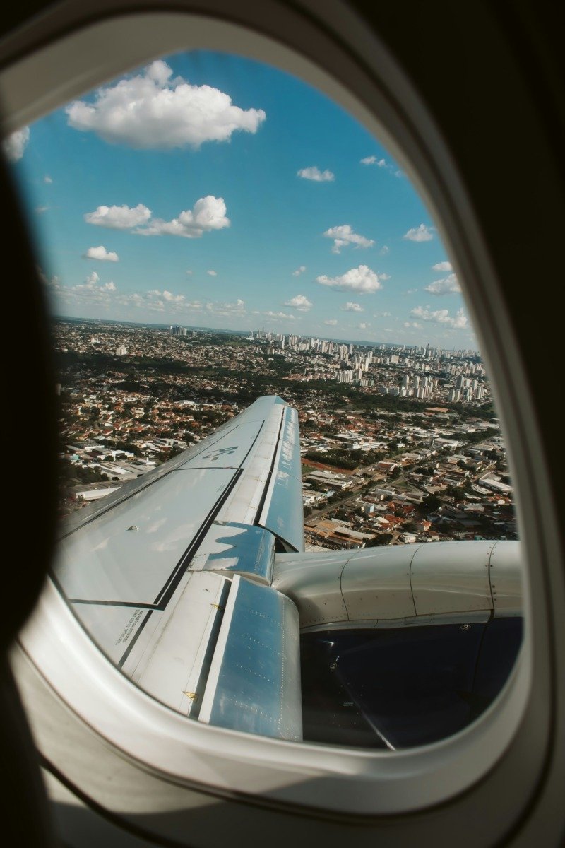 Cele mai proaste locuri din avion? Specialiștii avertizează asupra riscurilor și neplăcerilor ascunse Alegerea locului în avion poate părea o decizie banală pentru mulți pasageri, însă experții trag semnale de alarmă asupra impactului semnificativ pe care îl poate avea asupra confortului și siguranței unei călătorii