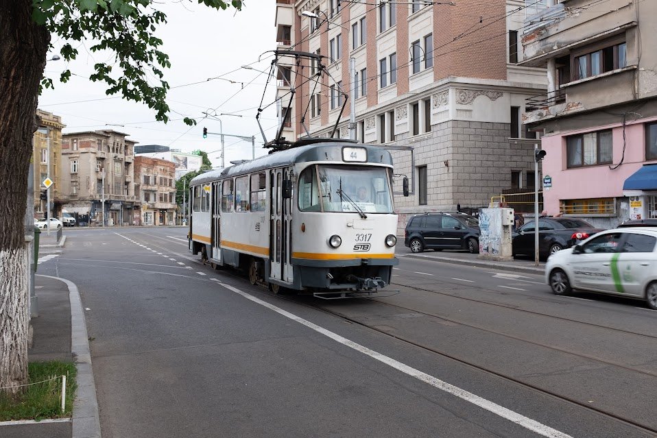 Haos în transportul public din București, după reluarea lucrărilor la liniile de tramvai Din cauza unor șantiere majore în infrastructura de tramvai, circulația autobuzelor și tramvaielor din București a fost puternic perturbată