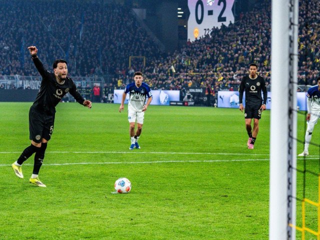 O revenire incredibilă care a zguduit fotbalul românesc: Trei penalty-uri și o răsturnare spectaculoasă de scor în doar 11 minute Un meci de dominare și dramă pe care nici cel mai pasionat iubitor de fotbal nu l-ar fi putut anticipa a avut loc săptămâna trecută, în cadrul unui campionat național care continuă să surprindă prin spectacolele sale