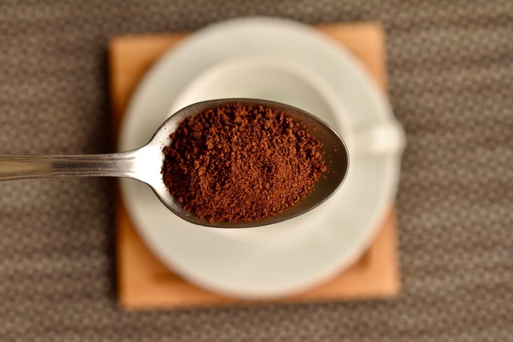 Prețurile globale ale cafelei înregistrează o scădere semnificativă după vârful istoric de peste 4,40 dolari pe livră atins la începutul anului 2025, însă situația aceasta nu este lipsită de complicări