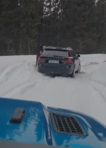 Echipaj de jandarmi montani salvează un șofer din zona Obârșia Lotrului, după ce acesta a rămas blocat pe drumuri înzăpezite Un incident neprevăzut a pus din nou în evidență importanța respectării regulilor de circulație în zonele montane, mai ales în sezonul rece, când condițiile meteorologice pot deveni imprevizibile