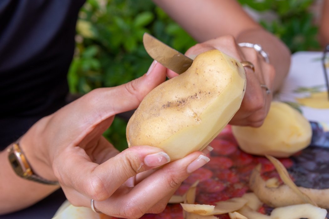 Cartofii mănăstirești, o rețetă tradițională cu un twist modern, cuceresc din nou pasionații de gastronomie simplă și autentică