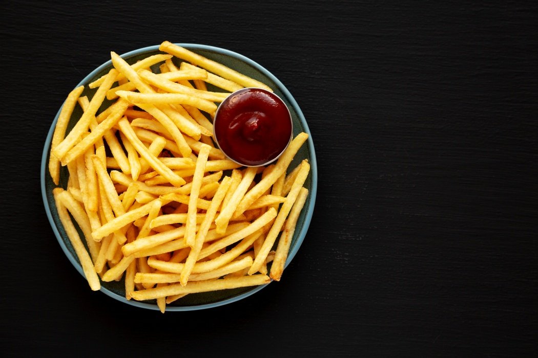 Trei porții suplimentare de cartofi prăjiți pe săptămână ar putea crește riscul de diabet de tip 2 cu 20%, avertizează cercetările recente care reiterează pericolul consumului excesiv de alimente procesate și bogate în carbohidrați rafinați