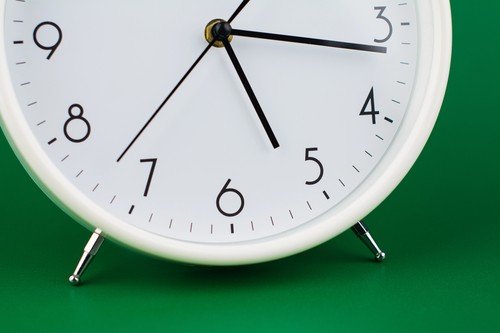 „Sfertul academic”: mit sau realitate, în tradiția universitară? Ce înseamnă, de fapt, „sfertul academic”? Dacă ați crezut că este doar o expresie folosită pe reformulare pentru punctualitate, ați putea fi surprinși