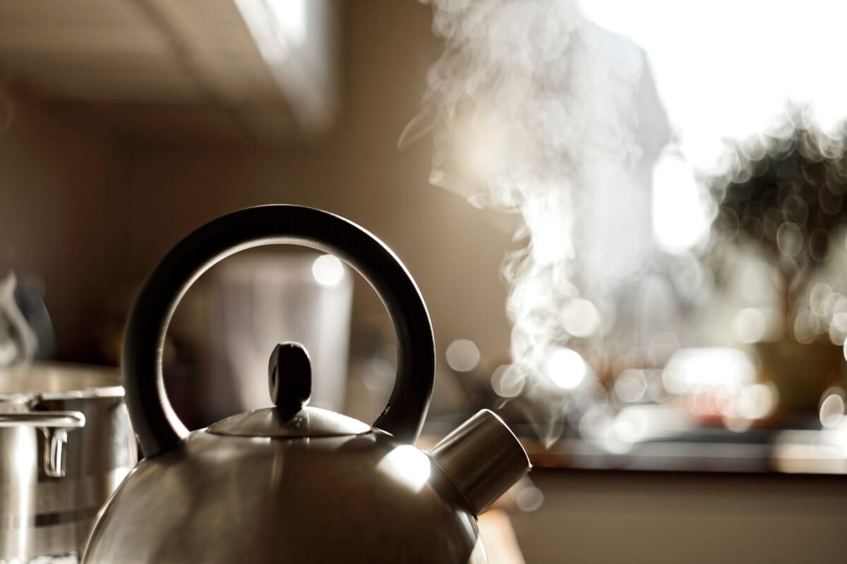 Ceaiul merge mai bine cu o monedă? Mit sau truc viabil pentru o ceainică mai eficientă Încă din copilărie, mulți dintre noi am fost învățați să punem o monedă în ceainic înainte de a fierbe apa, cu speranța că acesta va fi mai rapid gata sau mai curat